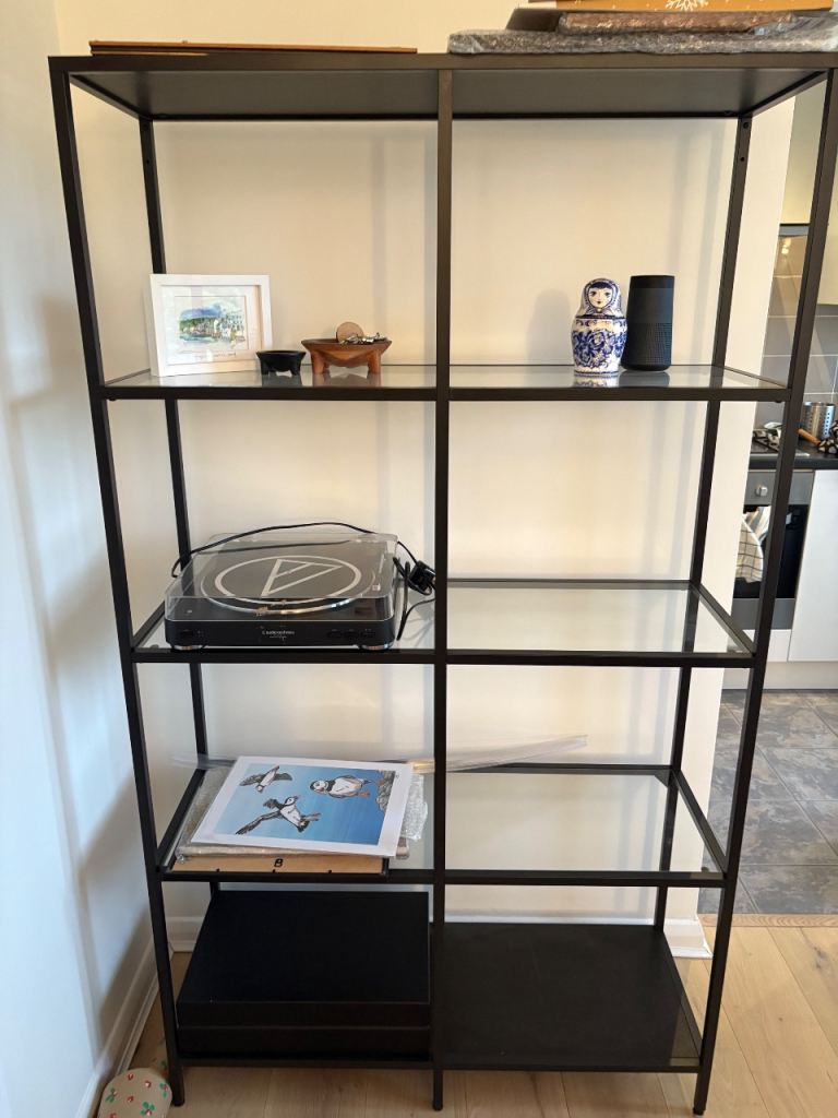 Glass and metal shelves, in good condition 