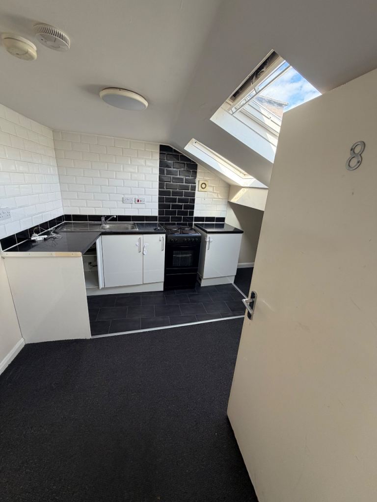 1 Bedroom Clean Modern Flat, 1 Min from Acocksgreen Village