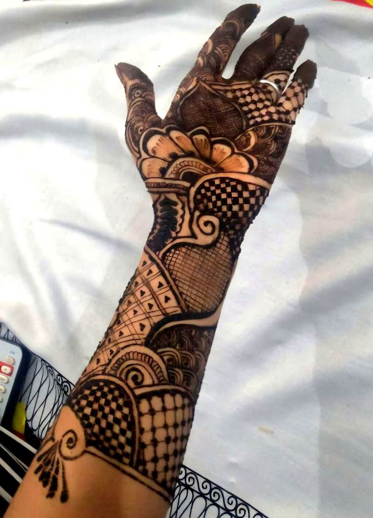Henna artist