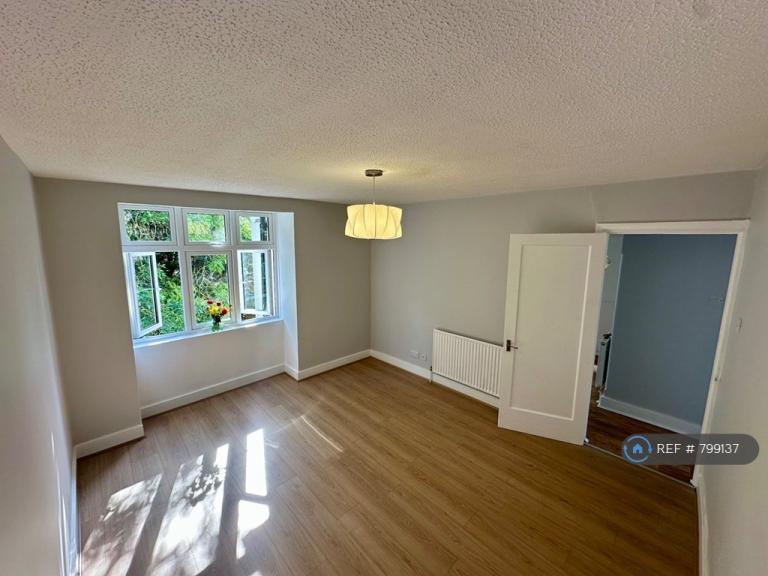2 bedroom flat in Oakhurst Court, London, E17 (2 bed) (#799137)