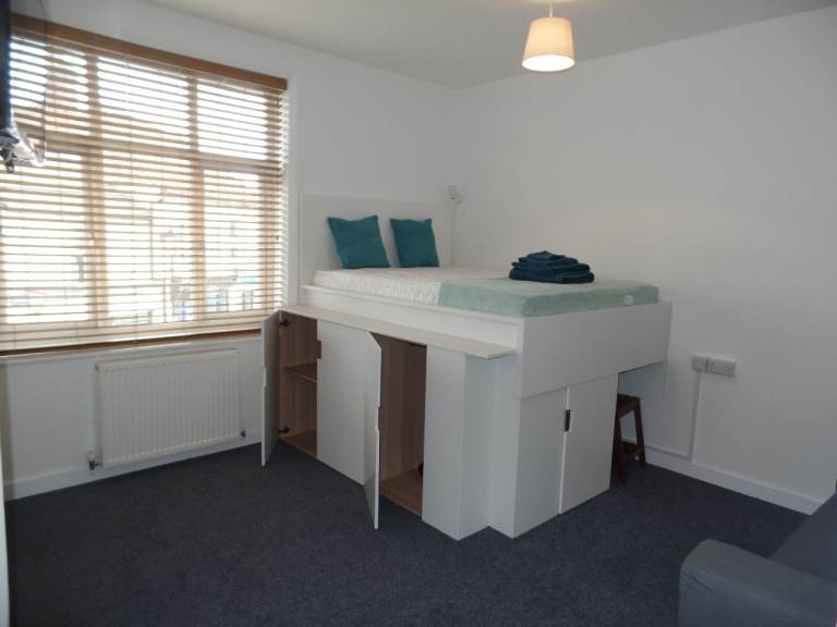 Totton:  Large Double ensuite room in shared house. 