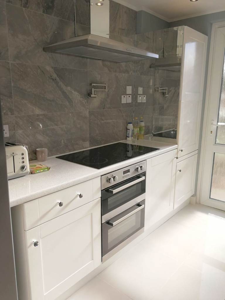 Luxury ensuite double bedroom (private bathroom) - free parking, gated garden
