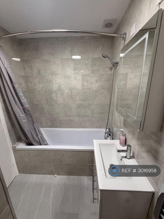 2 bedroom flat in Countess Court, Northampton, NN5 (2 bed) (#3016958)