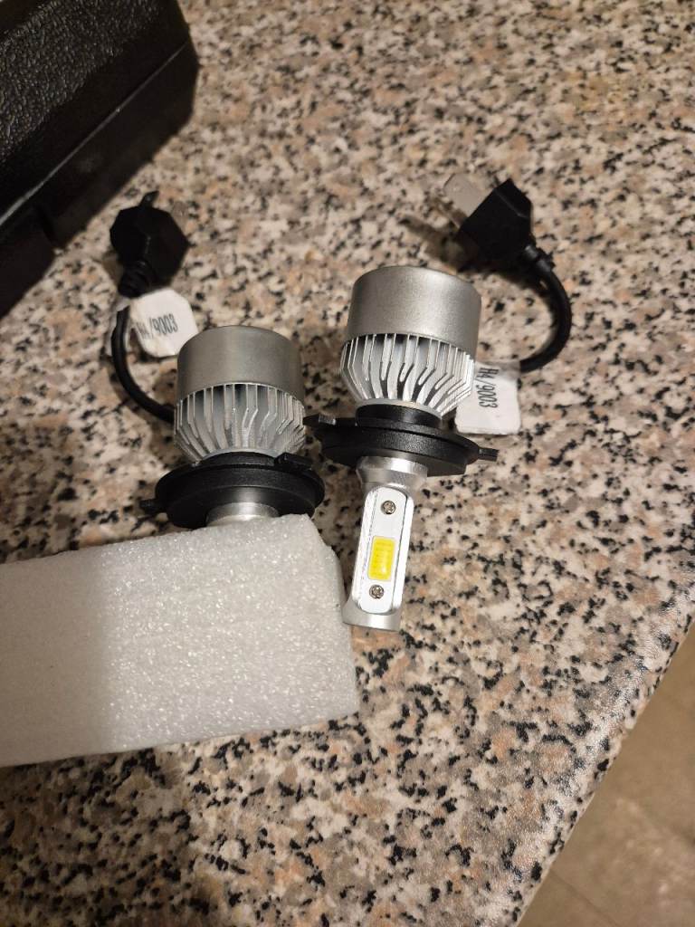 BRAND NEW RED BULBS 100 WATTS EACH BULB H4 3 PIN