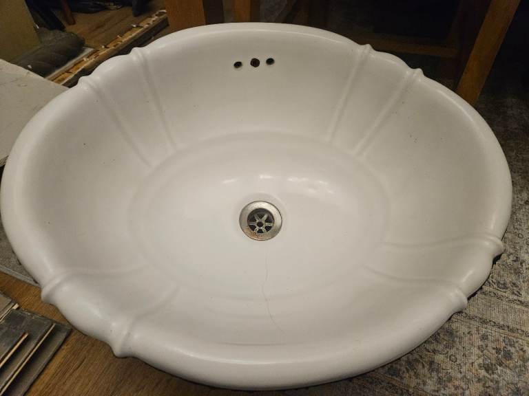 Traditional style undermount basin