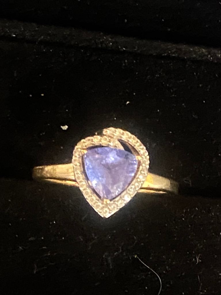 Lovely heart shaped sapphire and diamond ring 9ct gold