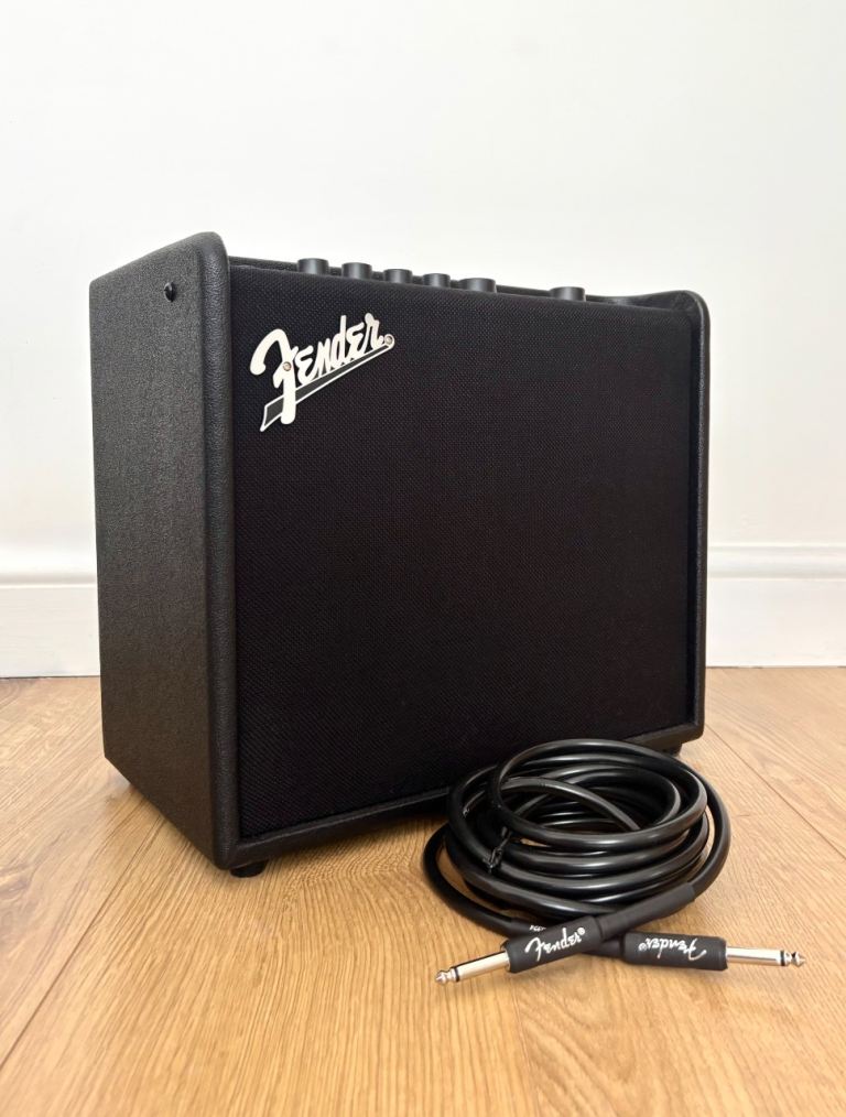 UNUSED Fender Mustang LT25 AMP with Fender Professional 15ft Instrument Cable and Amplifier cover
