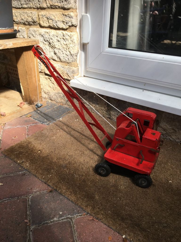 Toy crane