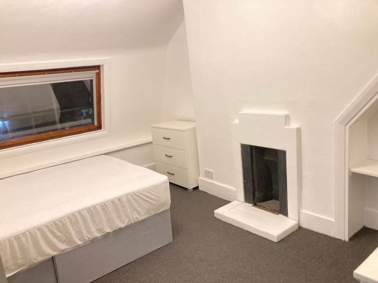 Includes Bills In Flat New 2 DBed Rooms To Let Share 2 Bath Shower Kitchen VeryNearRailTubeBusShops