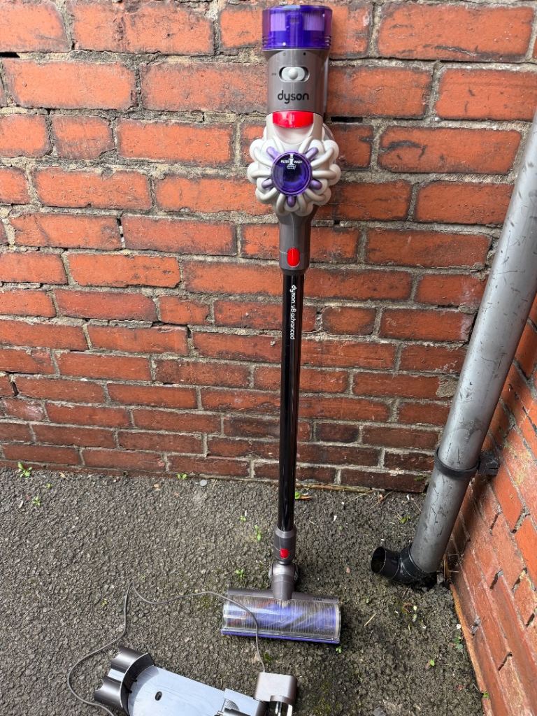 Dyson V8 Advanced Cordless Vacuum Cleaner – Good Condition