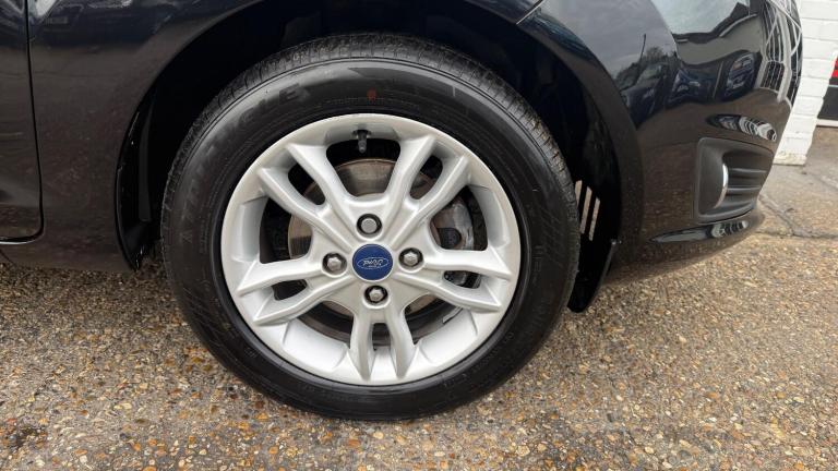 2014 Ford Fiesta 1.6 Zetec Powershift Euro 5 5dr HATCHBACK Petrol Automatic