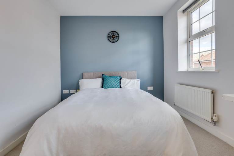 High-Spec Double Room in Modern, Spacious Home Quiet Estate | Direct Links to Gatwick & Three Brides