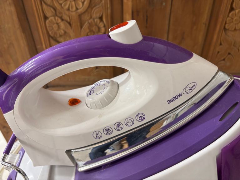 Morphy Richards 2600W Steam Iron – Purple and White, Good Condition