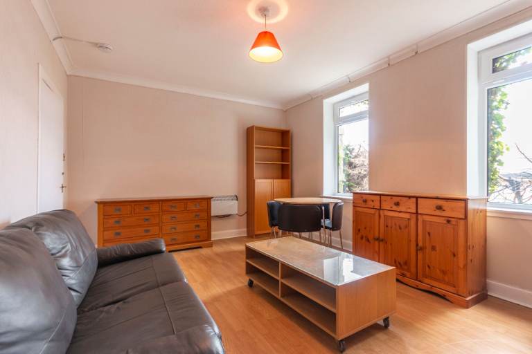 Large, 2 bedroom, ground floor flat off Ferry Road – available May