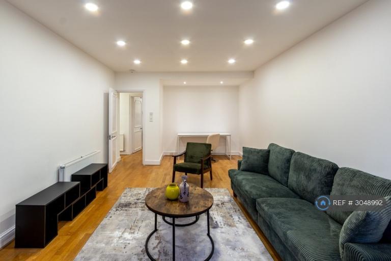 2 bedroom flat in Hans Crescent, London, SW1X (2 bed) (#3048992)