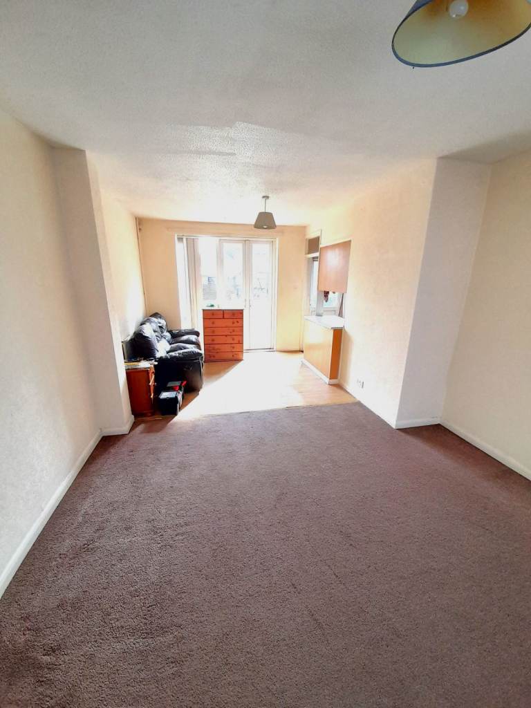 3-bedroom semi-detached house in Stuart Crescent, Hayes, UB3 