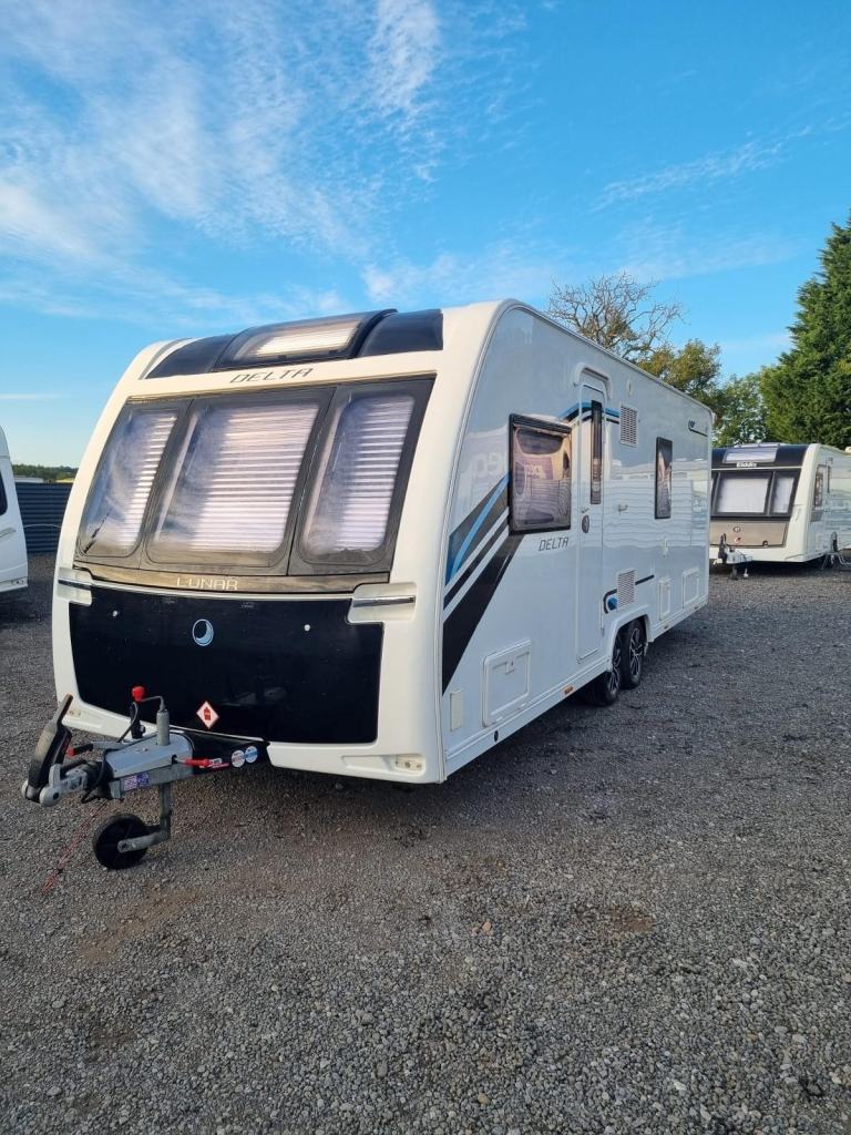 2017 LUNAR DELTA RI 4 BERTH FIXED ISLAND BED CENTRE WASHROOM MOTOR MOVER 