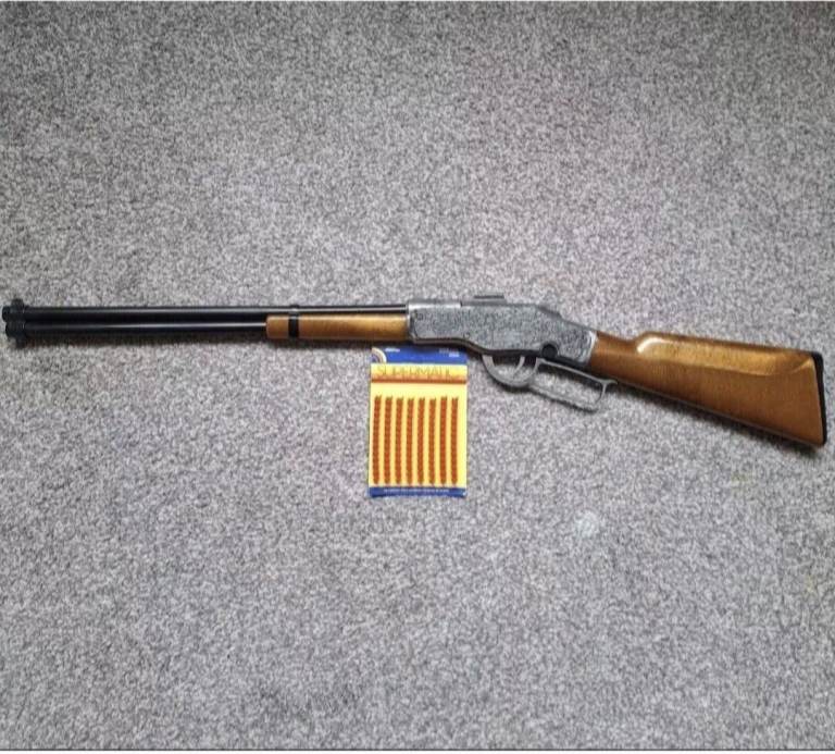 Edison Giocattoli Jefferson Winchester toy rifle with caps IMMACULATE very rare 