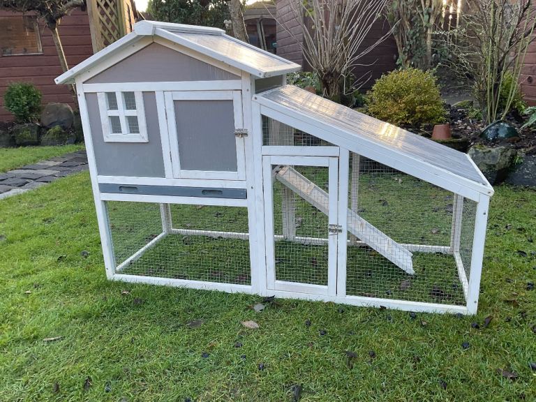 Rabbit / Guinea Pig Hutch. Can deliver. Extras Included Good Condition 