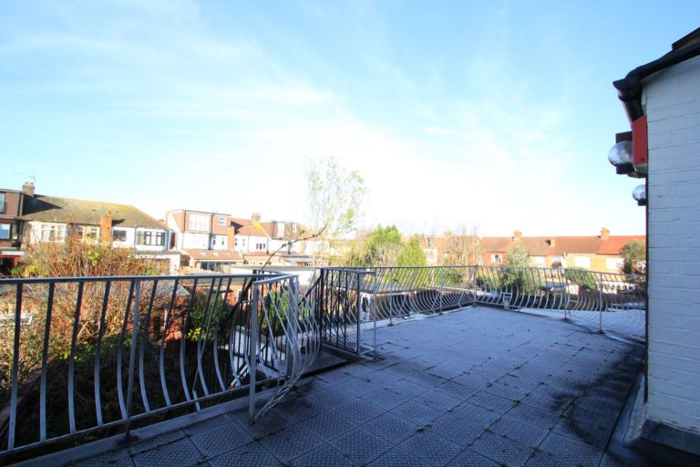 Chain free! Hane Estate Agents are pleased to offer a spacious 4 bedroom semi-detached house. 