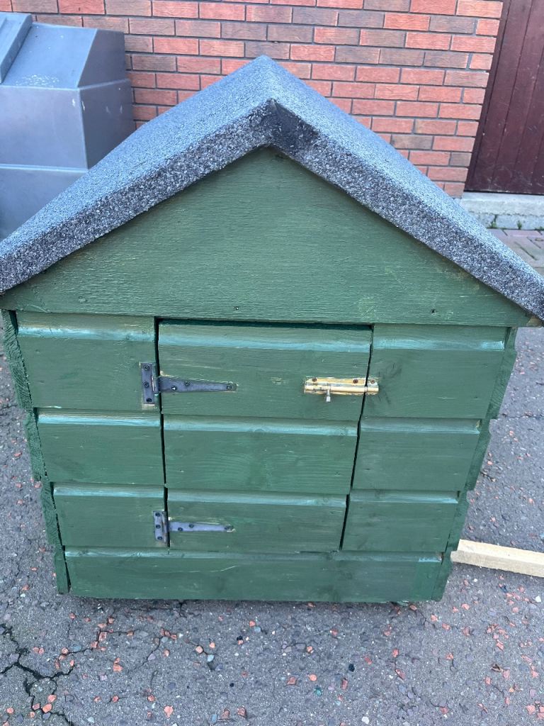Solid small dog box with felt roof