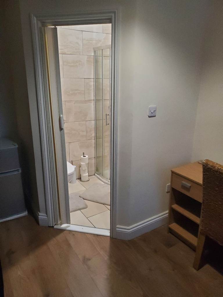 Full En-suite Bedroom -Free Parking-No Bills No Deposit-Short Term only-180PWK-No AGENTS