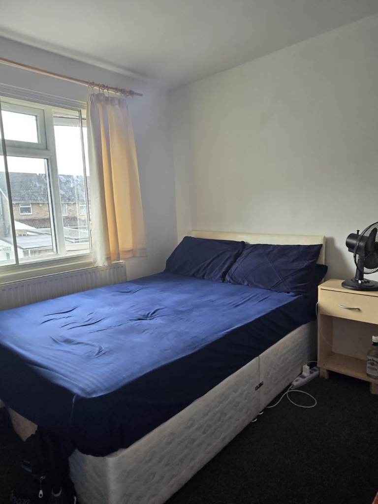 Large double bedroom available in SL30QA next to Heathrow. 
