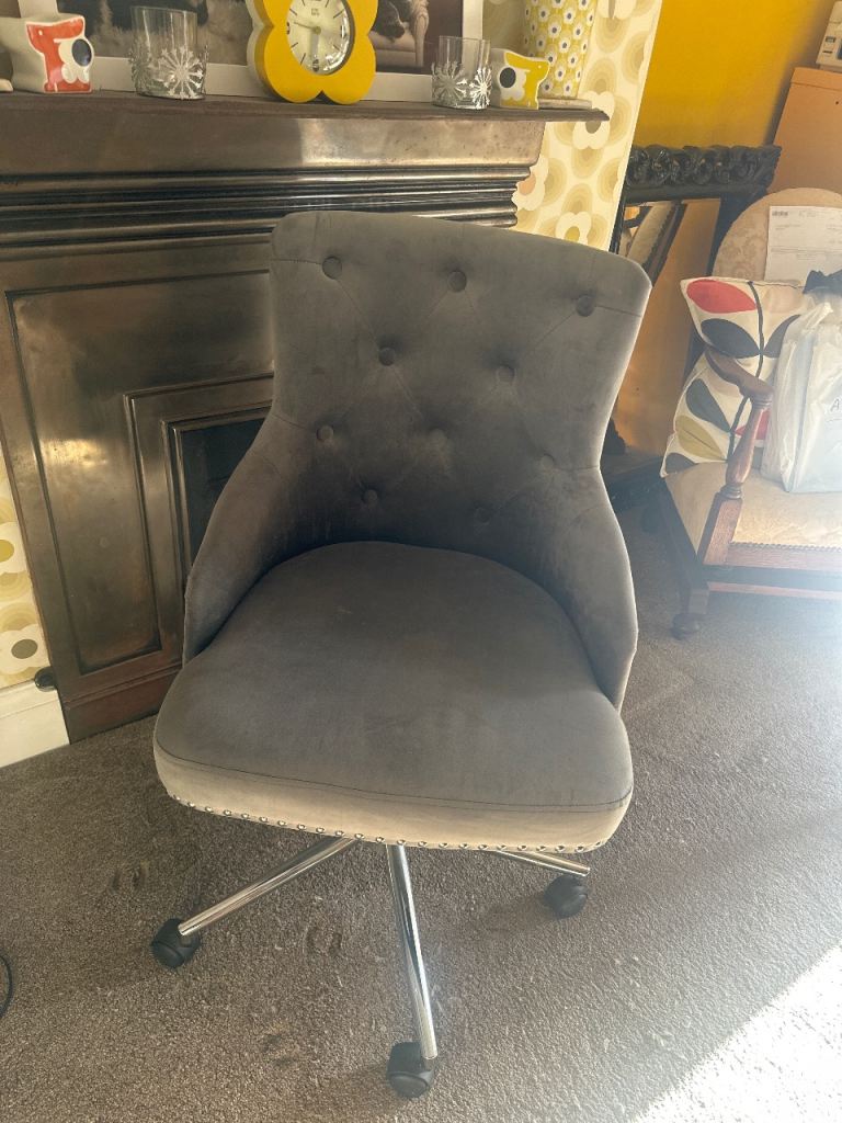 Grey Fabric Office Chair with Wheels – Good Condition