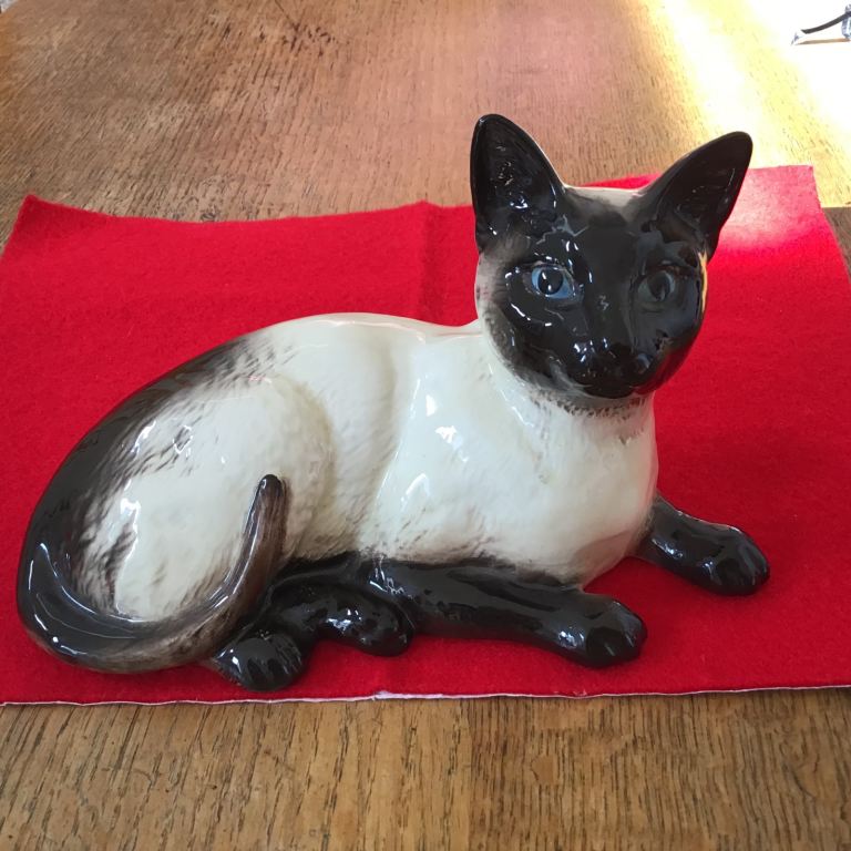 Vintage Beswick ceramic Siamese cat  no. 1559. Sitting