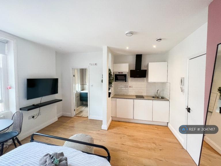 Studio flat in Kensington Gardens Square, London, W2 (#3047417)