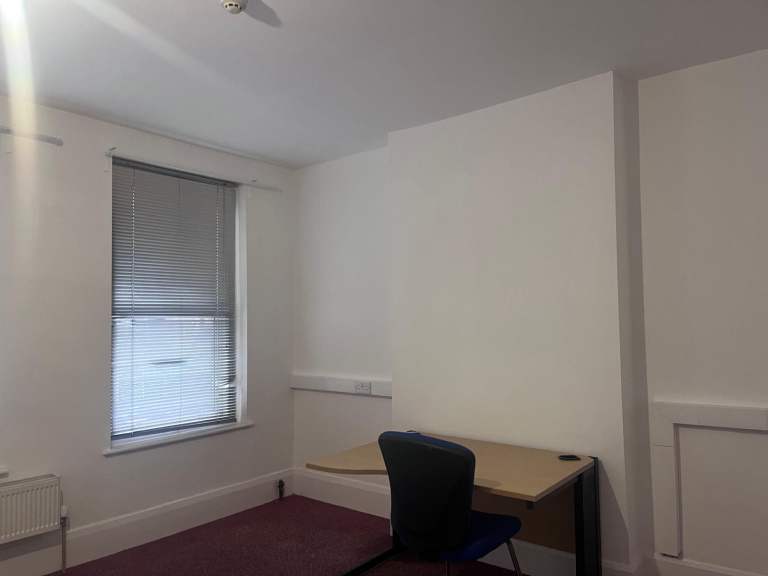 Spacious Room Available – 2–3 Minutes from Bellingham Station (Bromley Road)