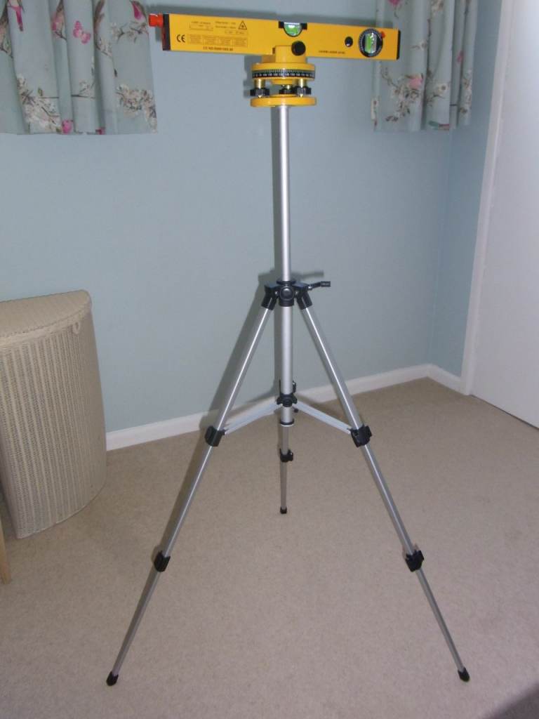 B&Q 400mm Laser Level with Tripod – Excellent Condition