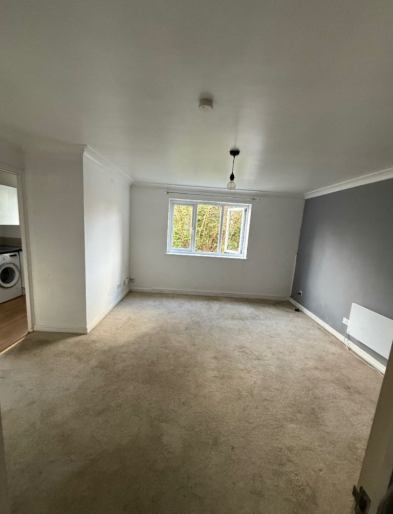 Modern 2-Bedroom Flat | Renovated | Fitted Kitchen | Parking | Feltham, London - TW13