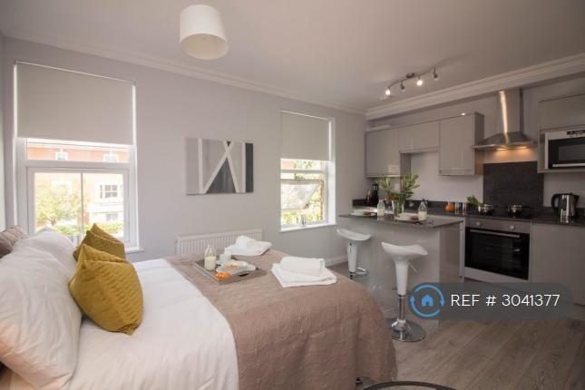 Studio flat in Helena House, Reading, RG1 (#3041377)