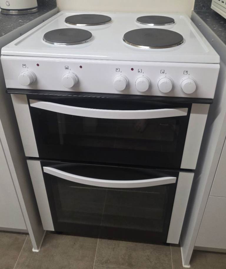 ESSENTIALS CFTE60W22 60cm Electric Solid Plate Cooker - White