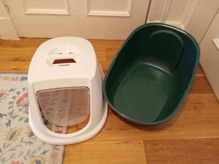 Hooded cat litter tray