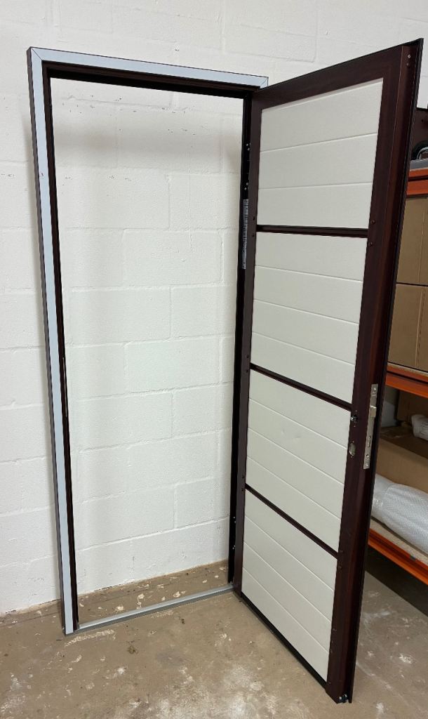 External personnel garage door