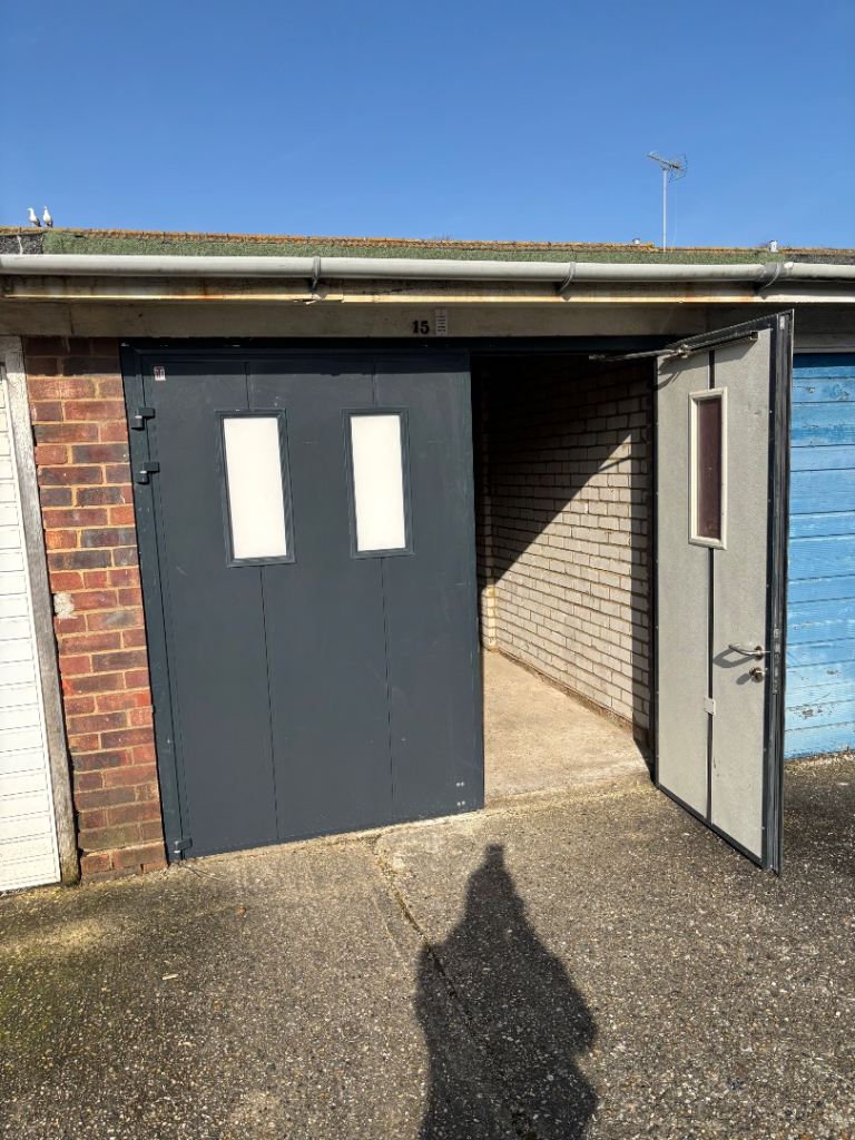 SUPERB SINGLE GARAGE IN RUSTINGTON 