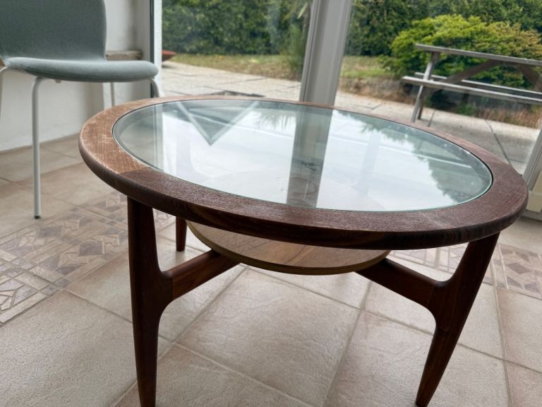 Mid-Century Style Round Glass Coffee Table – Solid Wood Frame
