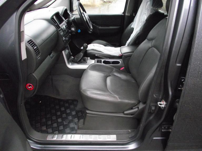 2012 Nissan Navara Double Cab Pick Up Tekna 2.5dCi 190 4WD PICK UP Diesel Manual