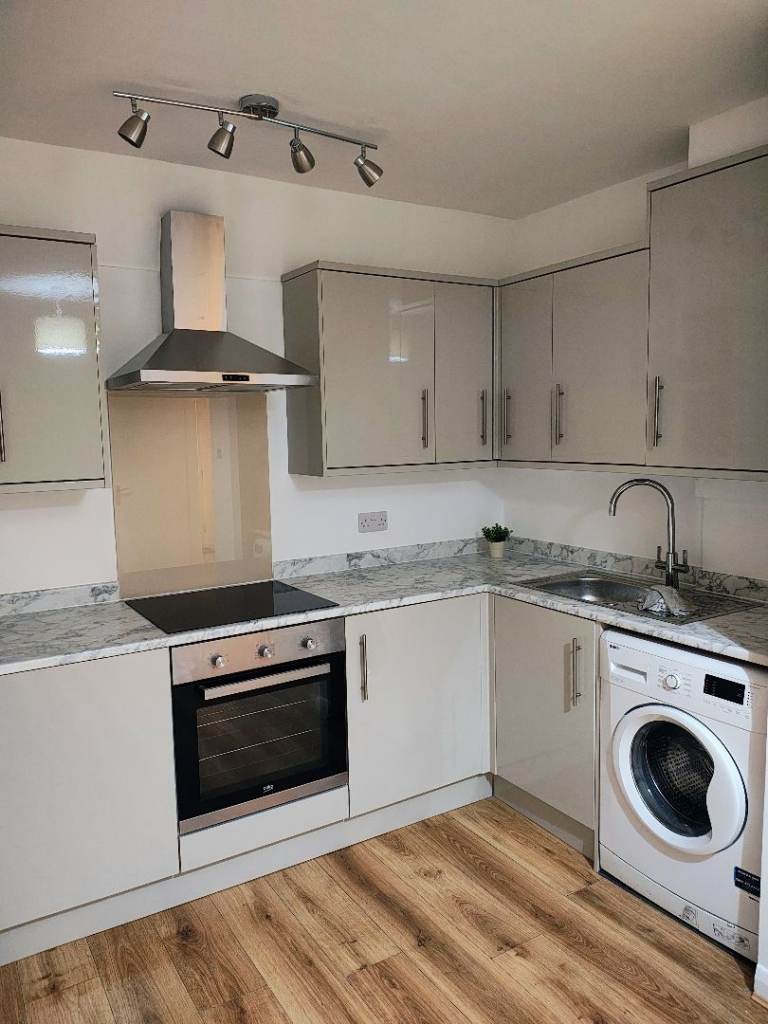 Bright, newly refurbished 2 bed flat available now.