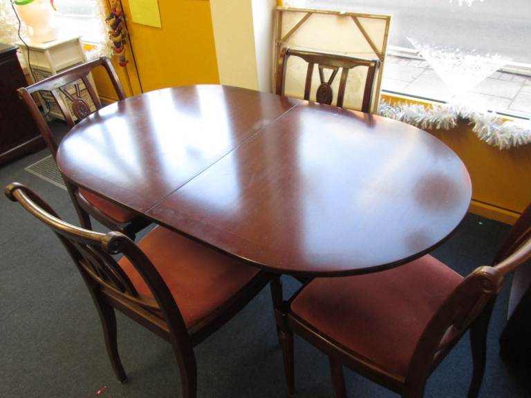 TRADITIONAL MAHOGANY EXTENDING TABLE AND 4 CHAIRS at HAVEN TRUST CHARITY SHOP