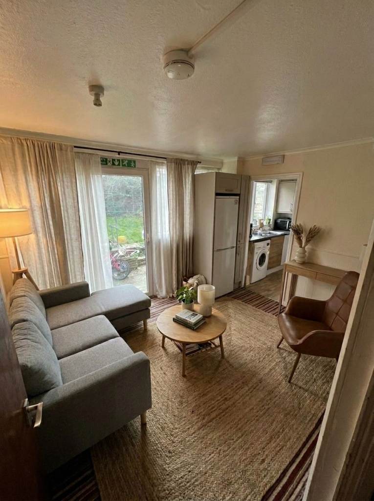 🏃‍♀️ Pounce Now! Shared Rooms in B'ham – Perfect for London Leavers.