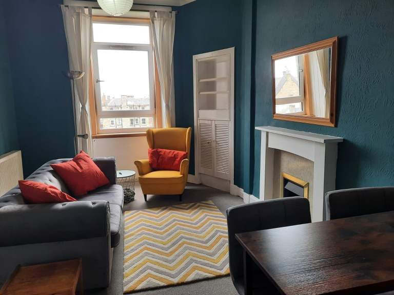 1 bedroom top floor flat - Iona Street 