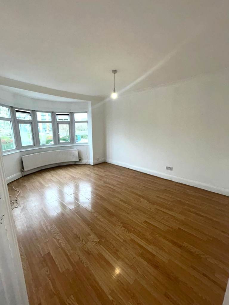 Lovely 5 bedroom house to rent. DSS accepted with Guarantor. £3,300 pm. Opposite to Shops/Restaurant