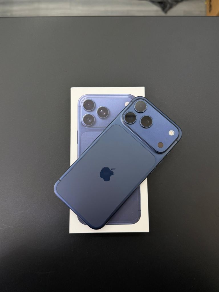Apple iPhone 17 Pro Max 256GB Deep Blue (Unlocked) Immaculate Condition 100% 🔋