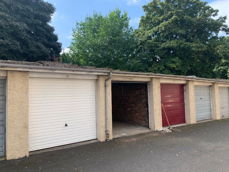 Garage to rent with electricity in Meadowbank