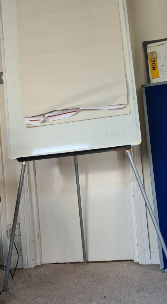 Tripod flipchart board and paper