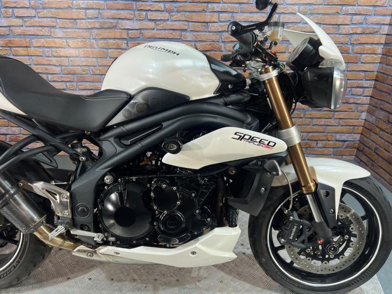 Triumph Speed Triple 1050 - EXCELLENT CONDITION - NATIONWIDE DELIVERY 