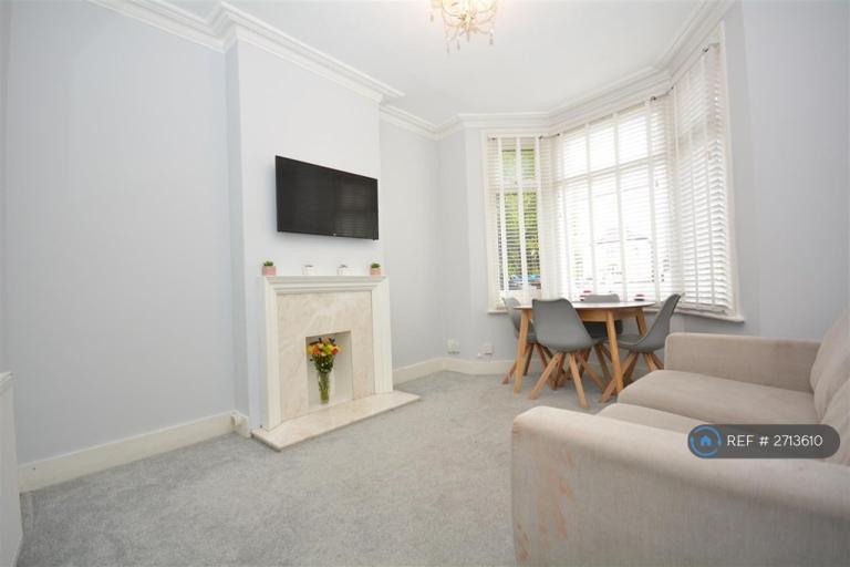 2 bedroom flat in Wycliffe Rd, Wimbledon, SW19 (2 bed) (#2713610)